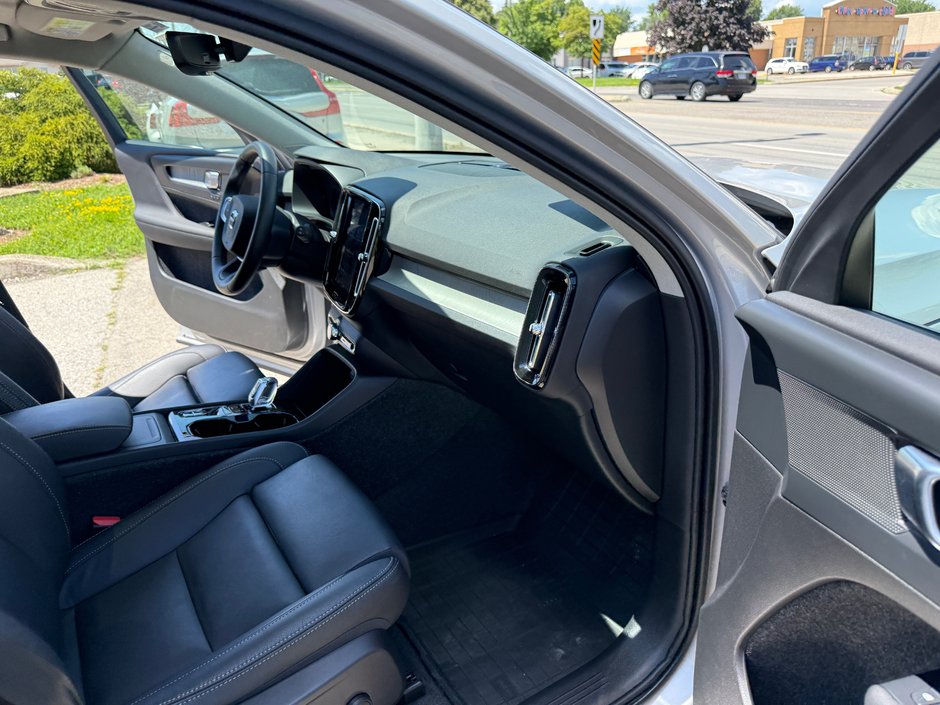 2025 Volvo XC40 Plus Dark Theme-26