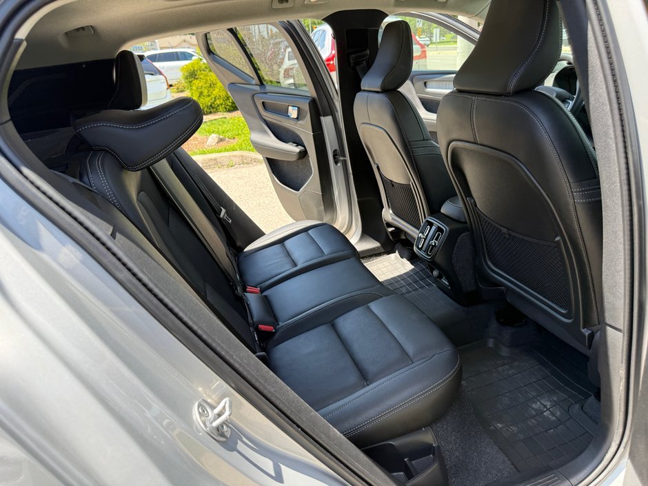 2025 Volvo XC40 Plus Dark Theme-25
