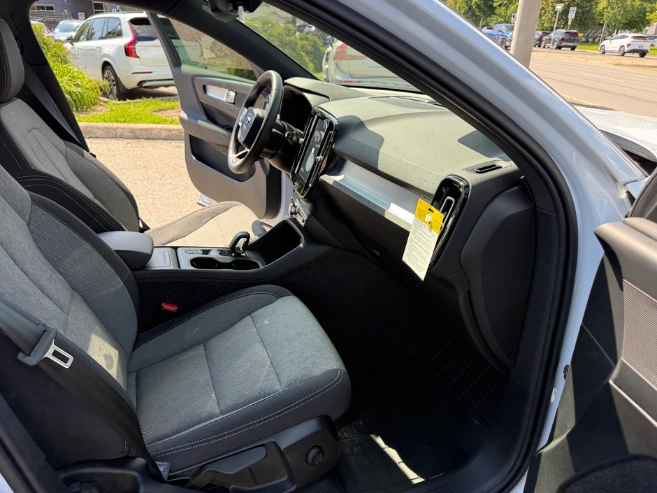 2025 Volvo XC40 Core Bright Theme-18