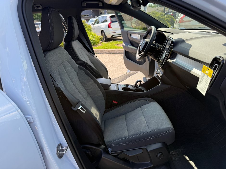 2025 Volvo XC40 Core Bright Theme-19
