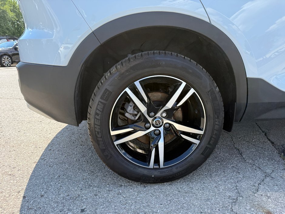 2025 Volvo XC40 Core Bright Theme-25