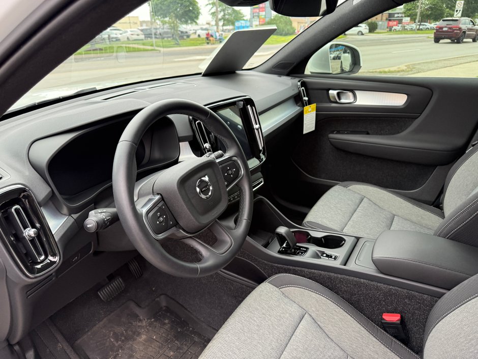 2025 Volvo XC40 Core Bright Theme-18