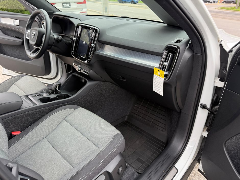 2025 Volvo XC40 Core Bright Theme-13