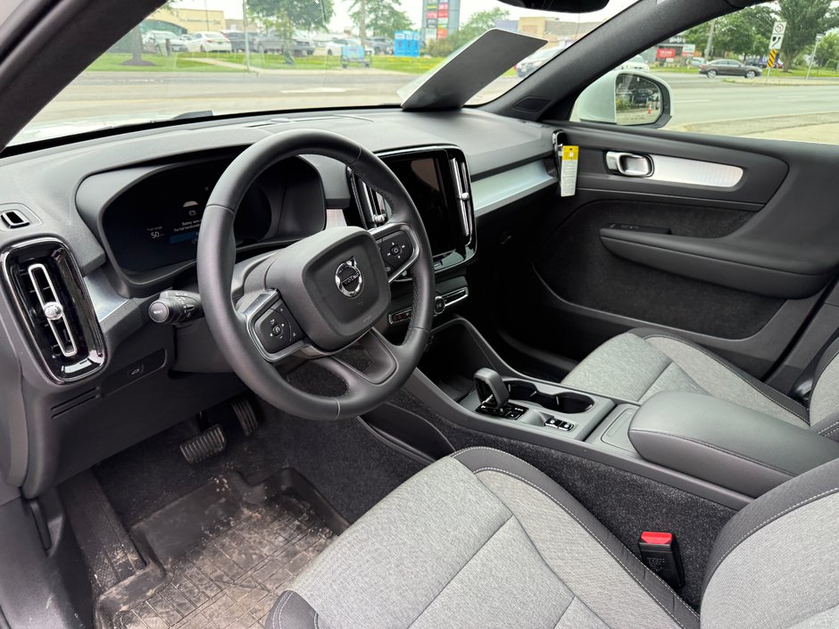 2025 Volvo XC40 Core Bright Theme-25