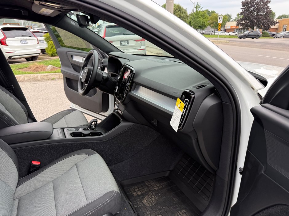 2025 Volvo XC40 Core Bright Theme-16