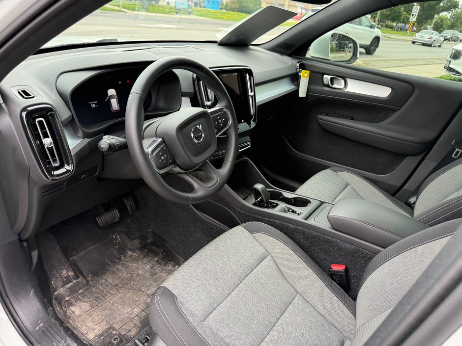 2025 Volvo XC40 Core Bright Theme-9