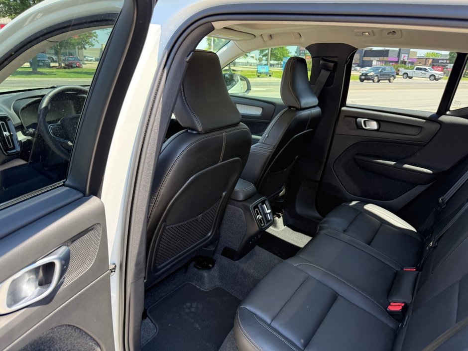 2026 Volvo XC40 Plus Dark Theme-12