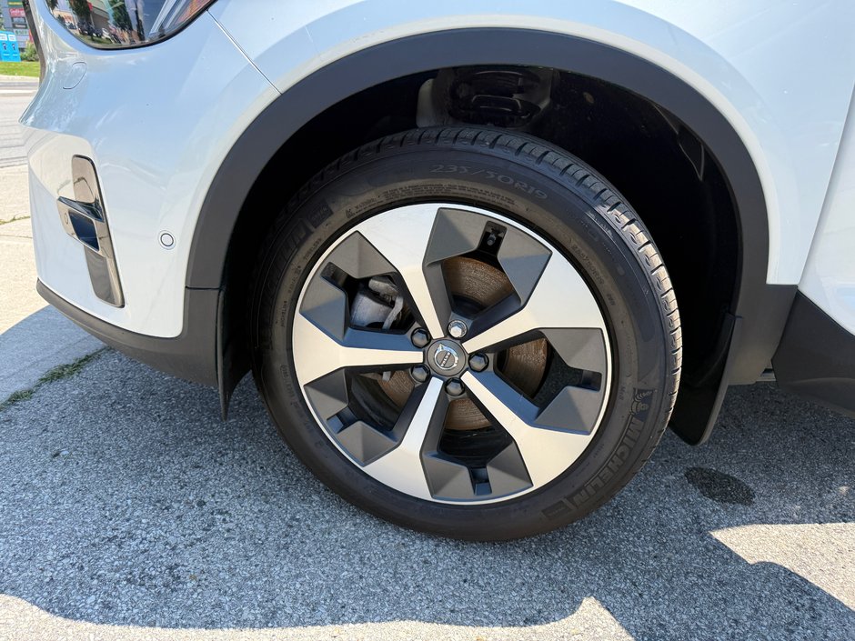 2026 Volvo XC40 Plus Dark Theme-26