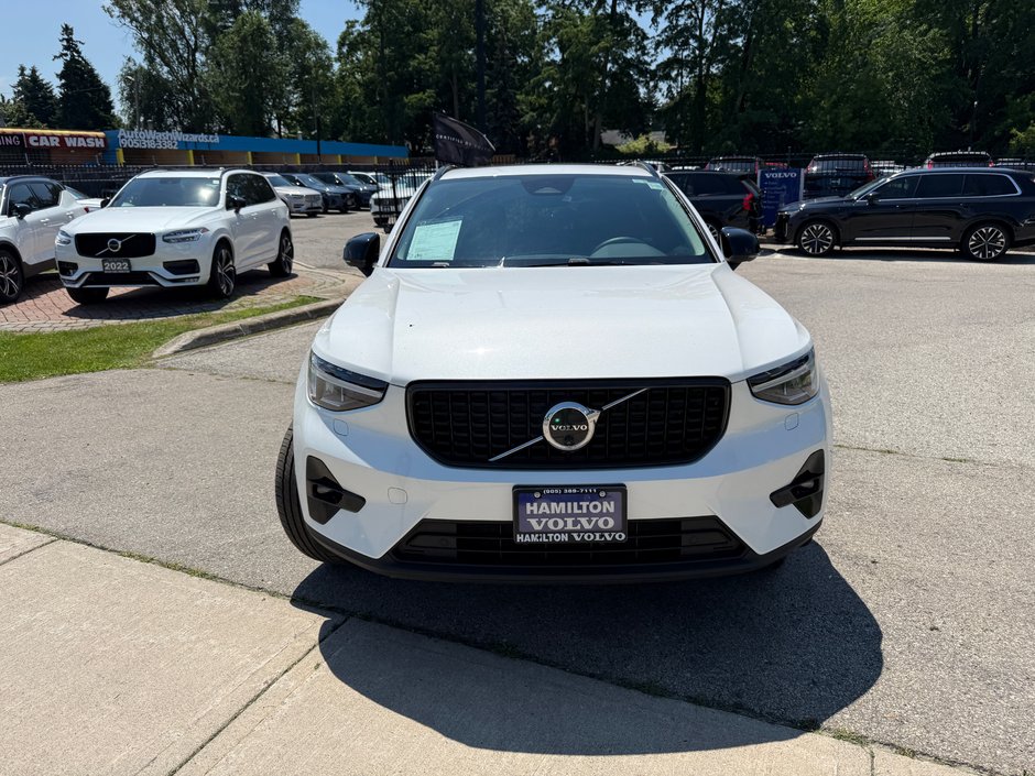 2026 Volvo XC40 Plus Dark Theme-3