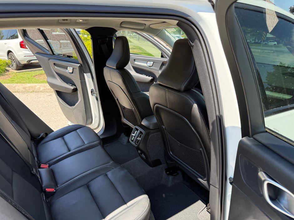 2026 Volvo XC40 Plus Dark Theme-15