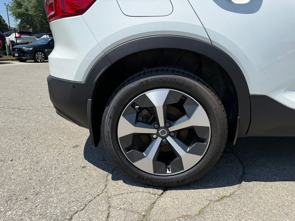 2026 Volvo XC40 Plus Dark Theme-24