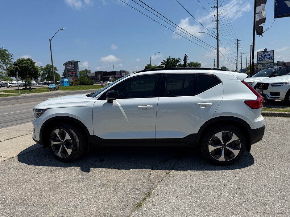 2026 Volvo XC40 Plus Dark Theme-9