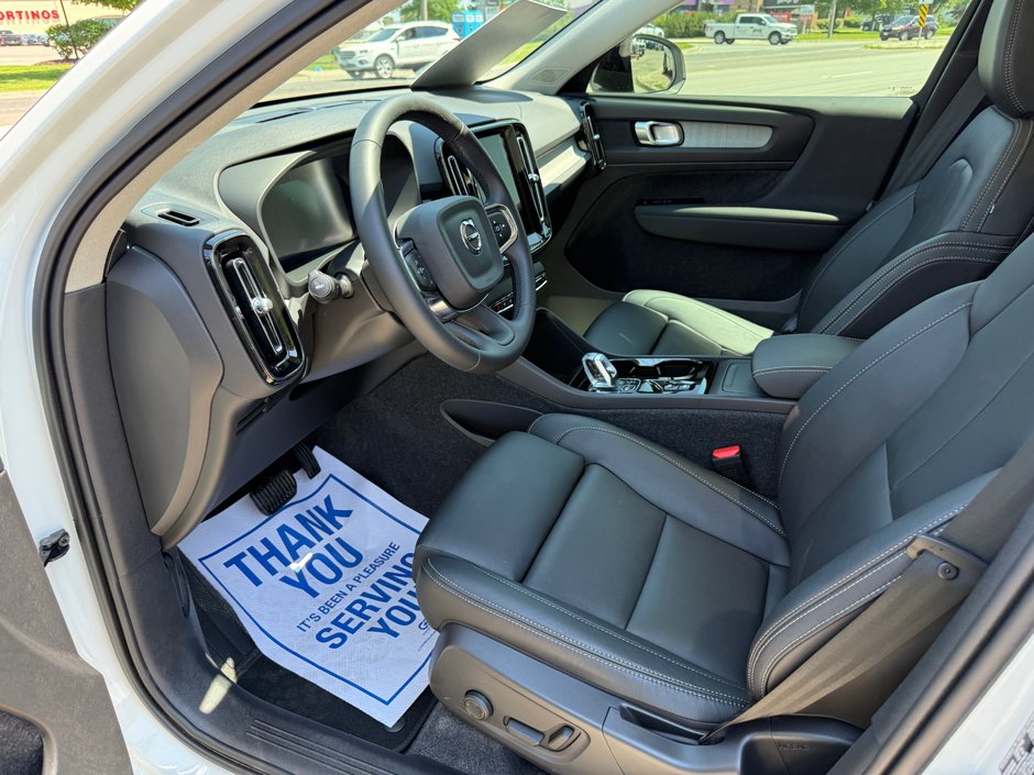 2026 Volvo XC40 Plus Dark Theme-10