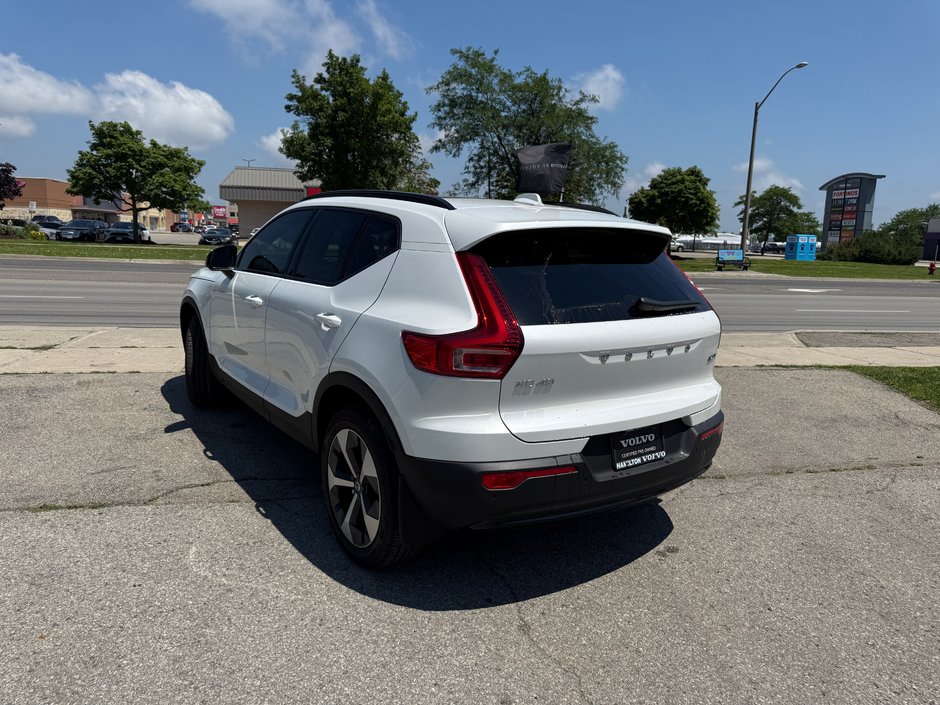 2026 Volvo XC40 Plus Dark Theme-8