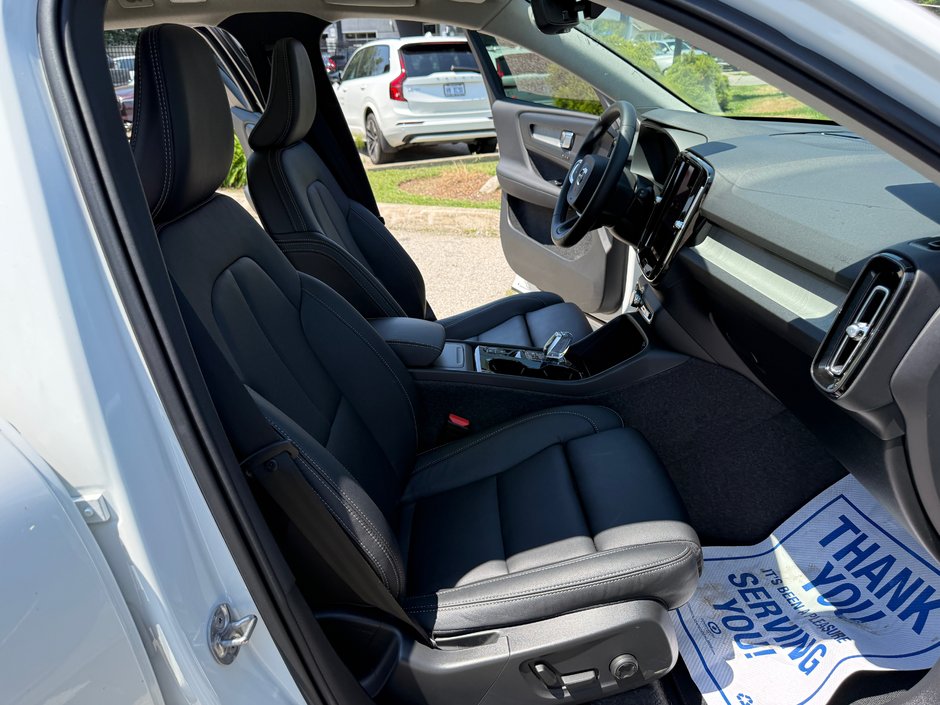 2026 Volvo XC40 Plus Dark Theme-18
