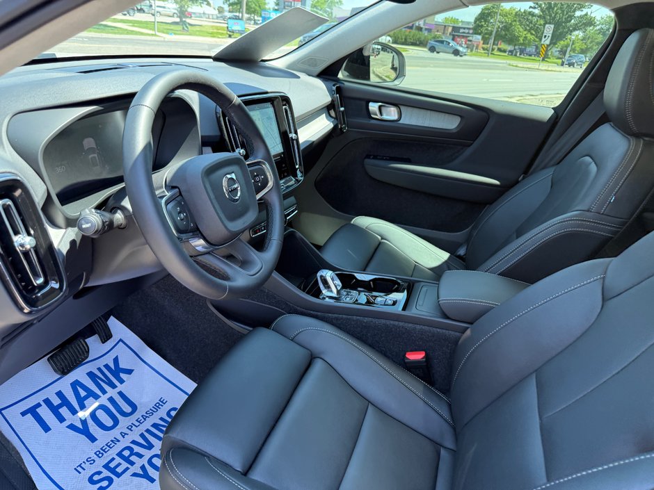2026 Volvo XC40 Plus Dark Theme-27