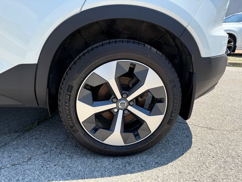 2026 Volvo XC40 Plus Dark Theme-25