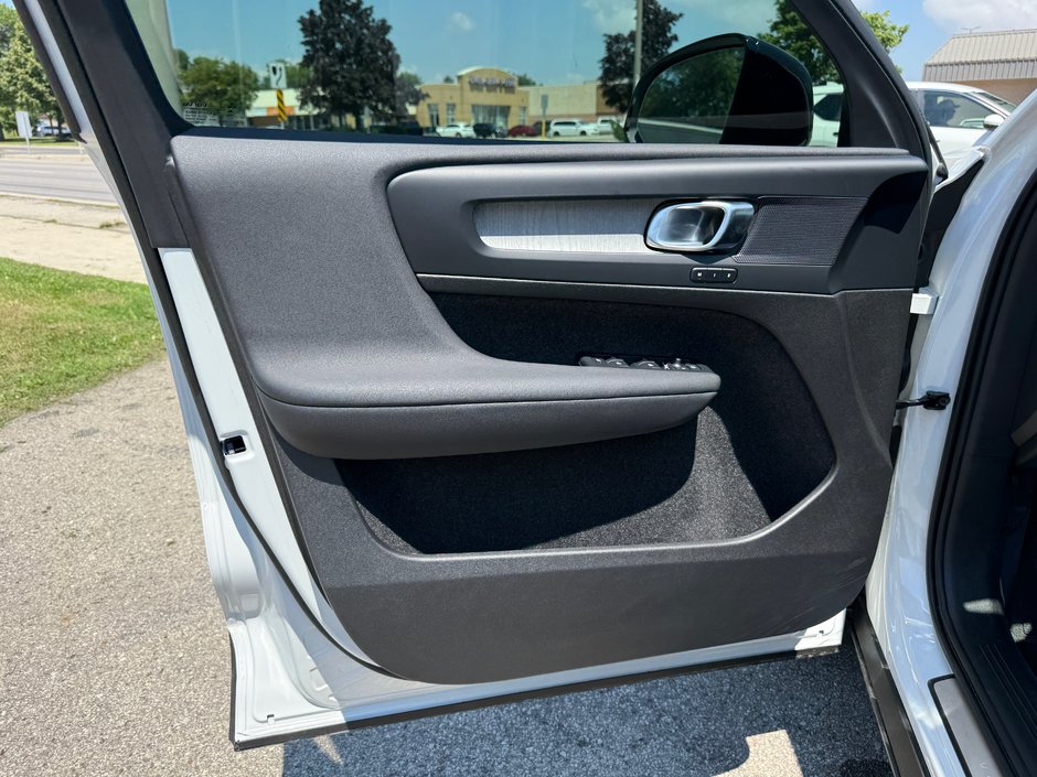 2026 Volvo XC40 Plus Dark Theme-22