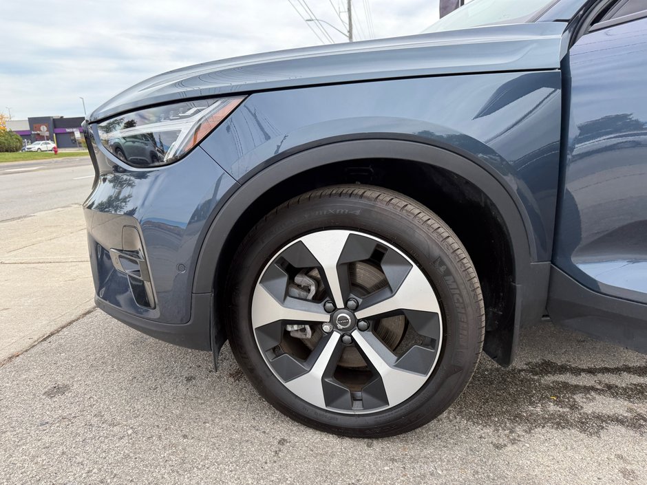2026 Volvo XC40 Plus Dark Theme-25