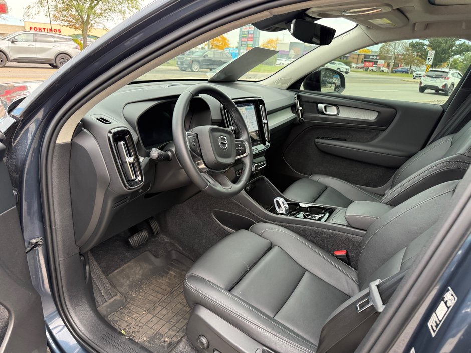 2026 Volvo XC40 Plus Dark Theme-10