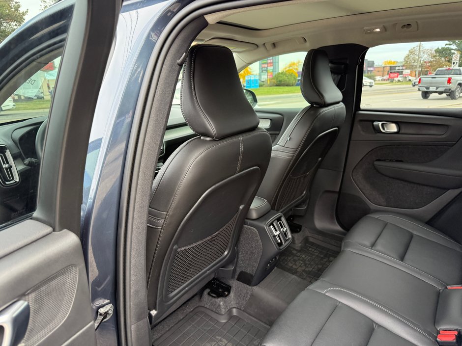 2026 Volvo XC40 Plus Dark Theme-12
