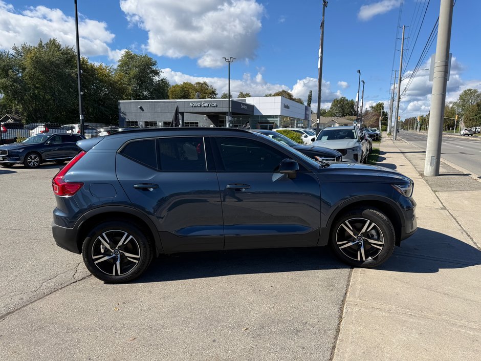2026 Volvo XC40 Core (Dark Theme)-5