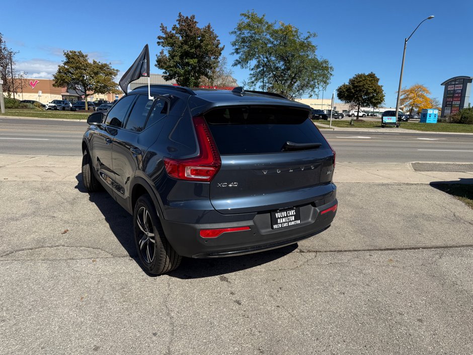 2026 Volvo XC40 Core (Dark Theme)-8