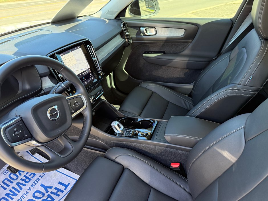 2026 Volvo XC40 Plus Dark Theme-23