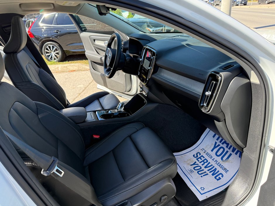 2026 Volvo XC40 Plus Dark Theme-14