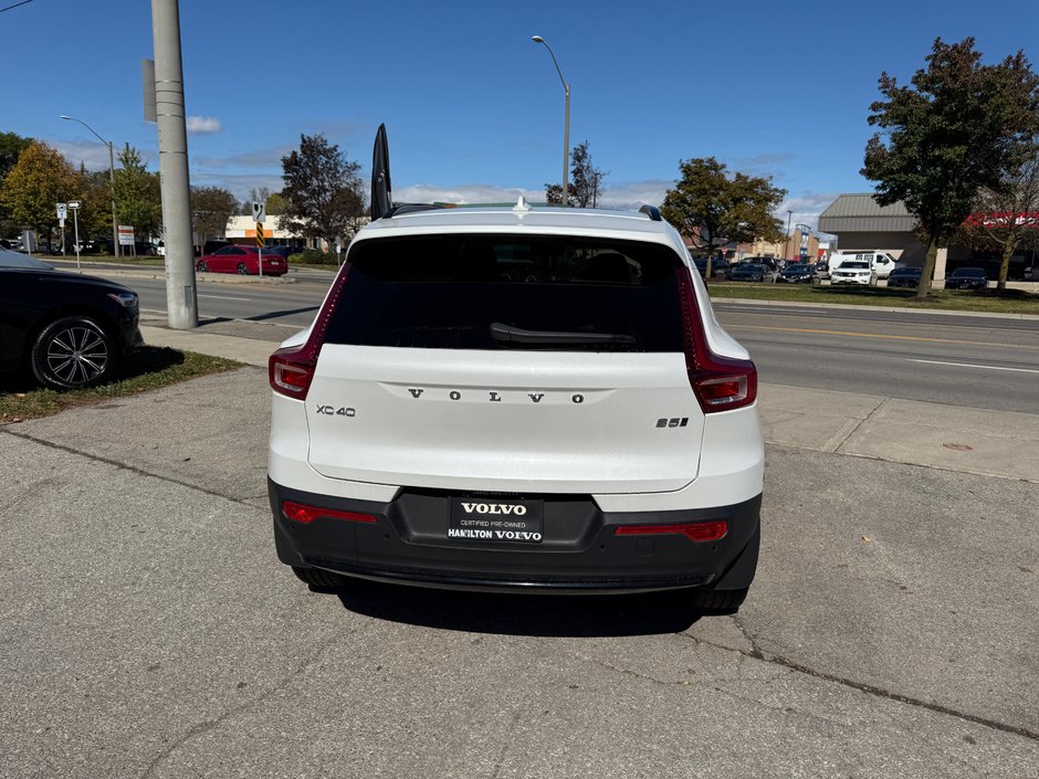 2026 Volvo XC40 Plus Dark Theme-7