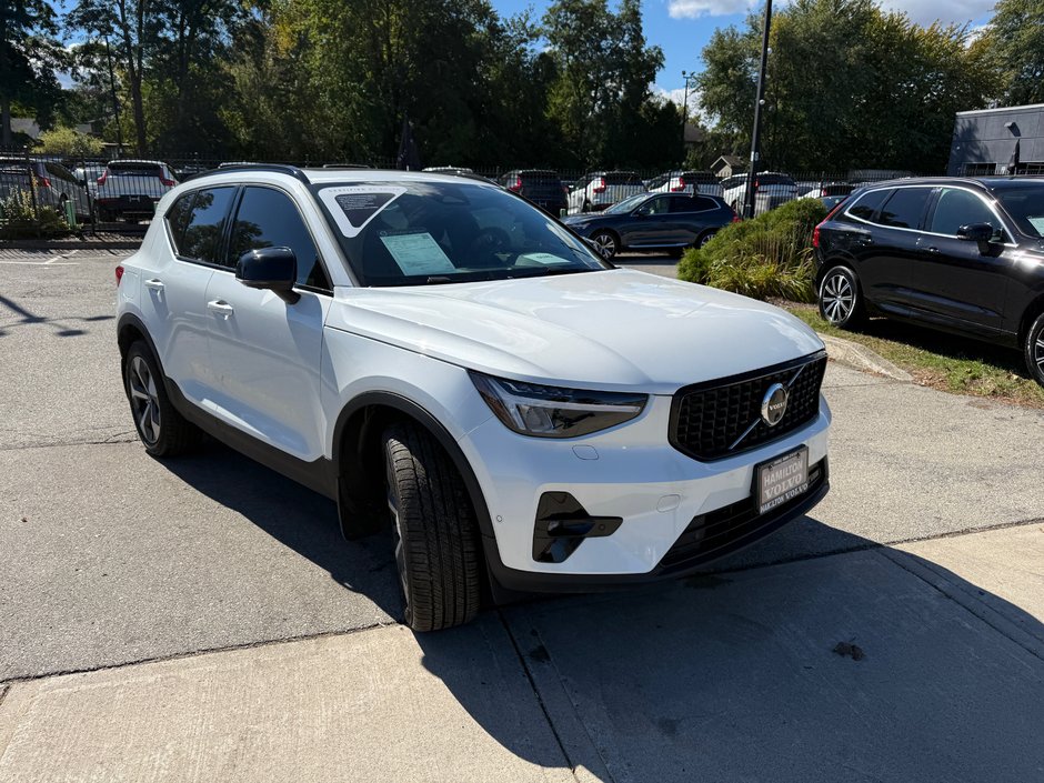 2026 Volvo XC40 Plus Dark Theme-4