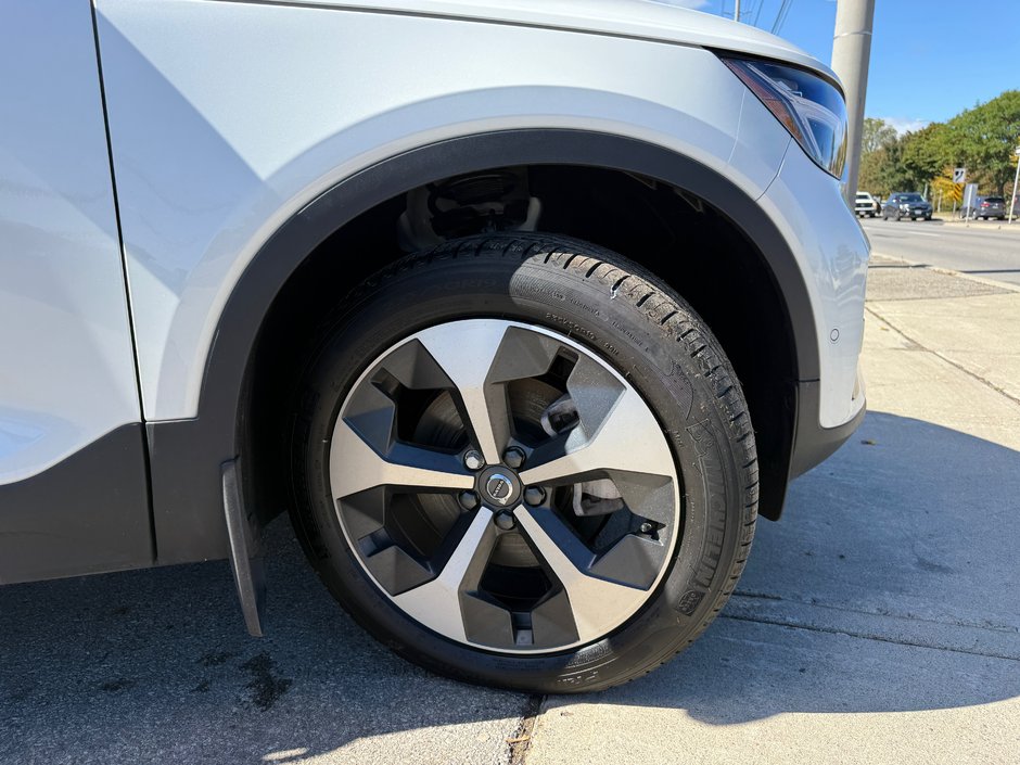 2026 Volvo XC40 Plus Dark Theme-19