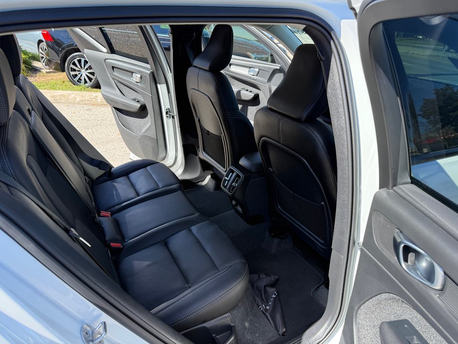 2026 Volvo XC40 Plus Dark Theme-13