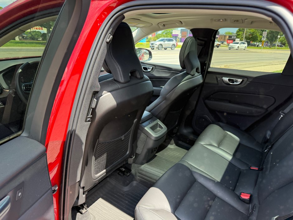 2023 Volvo XC60 Plus Dark Theme-10