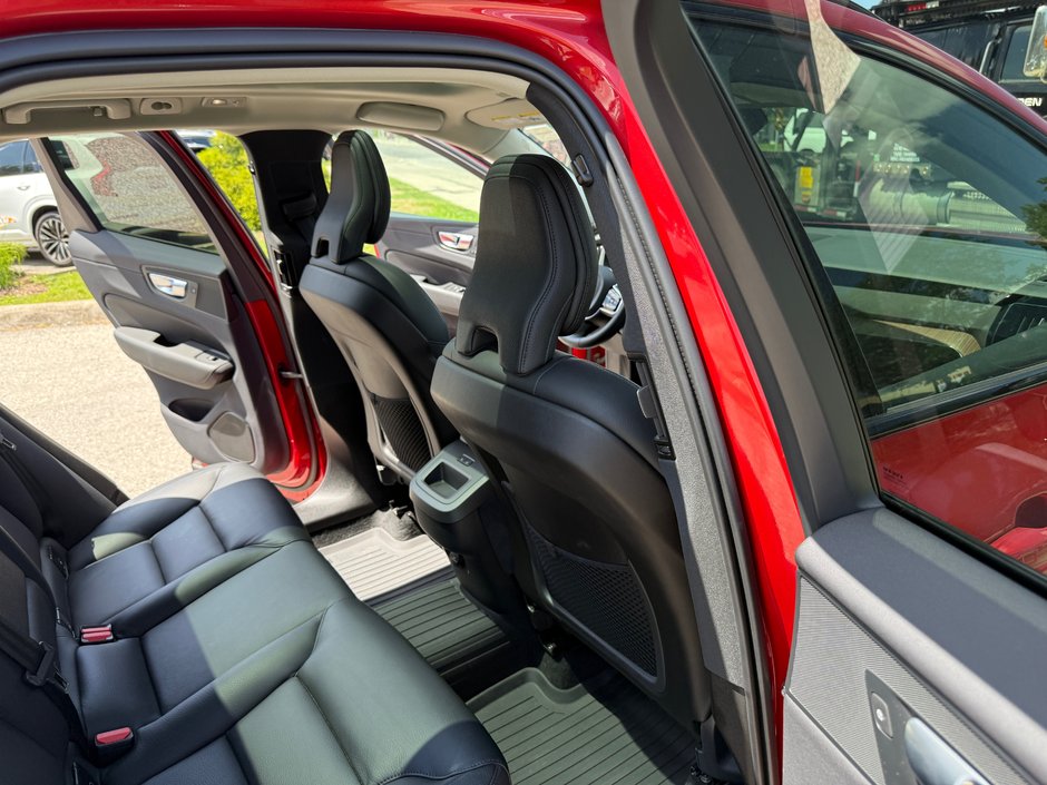 2023 Volvo XC60 Plus Dark Theme-13