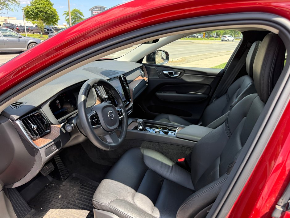 2023 Volvo XC60 Plus Dark Theme-25