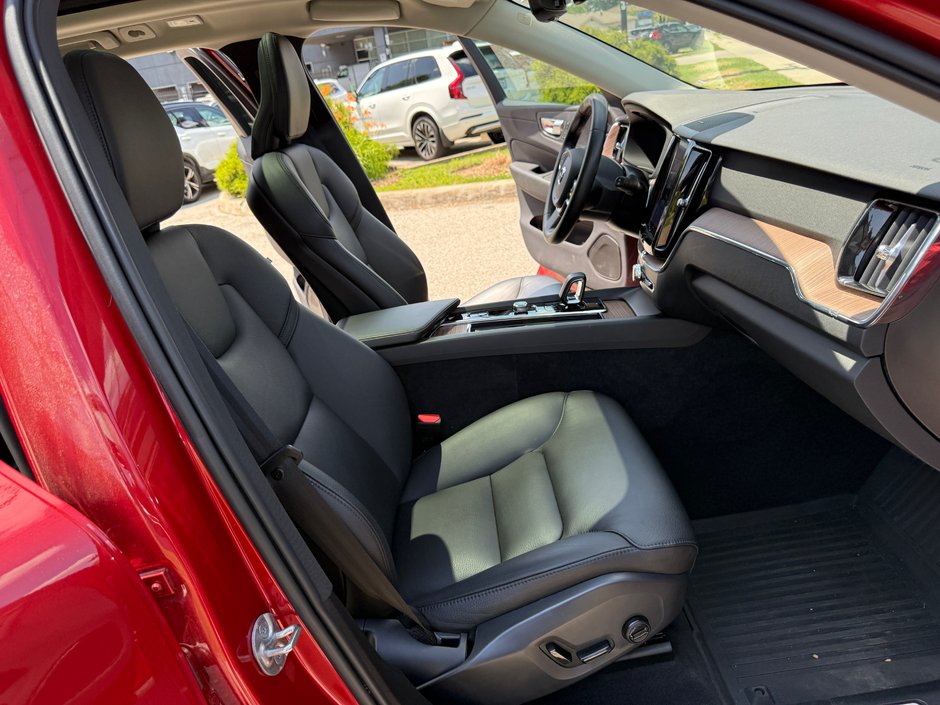 2023 Volvo XC60 Plus Dark Theme-16