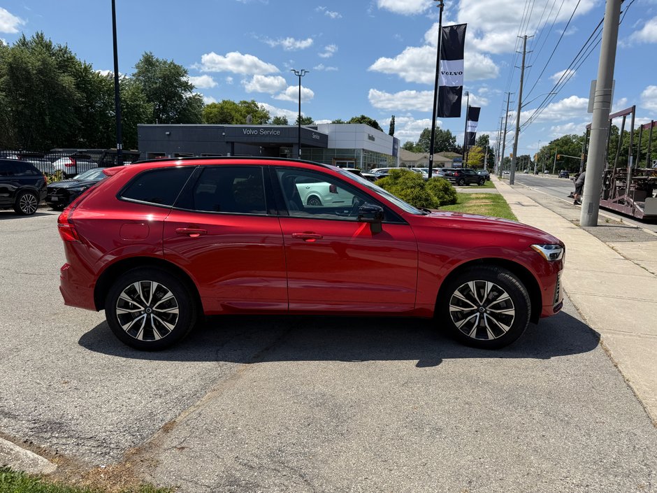 2023 Volvo XC60 Plus Dark Theme-3
