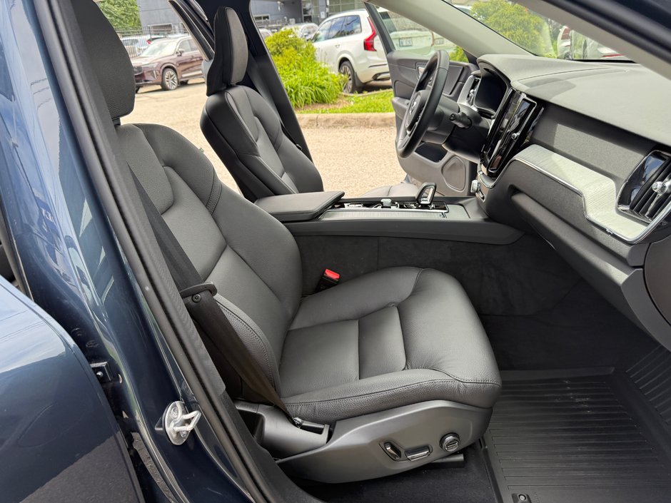 2025 Volvo XC60 Plus Dark Theme-17