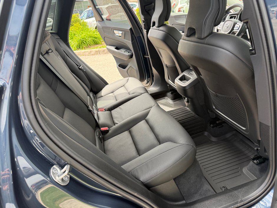2025 Volvo XC60 Plus Dark Theme-15