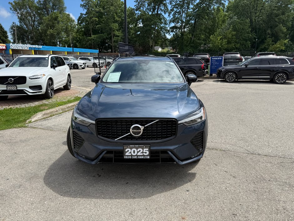2025 Volvo XC60 Plus Dark Theme-2
