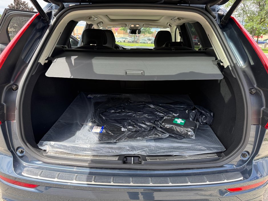 2025 Volvo XC60 Plus Dark Theme-13