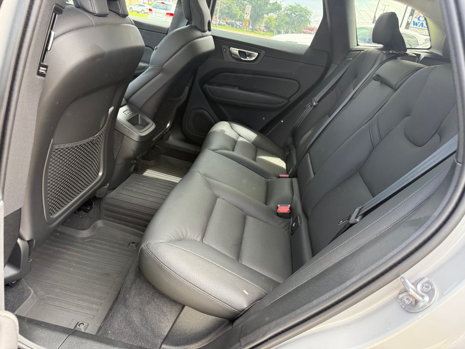 2025 Volvo XC60 Plus Dark Theme-12