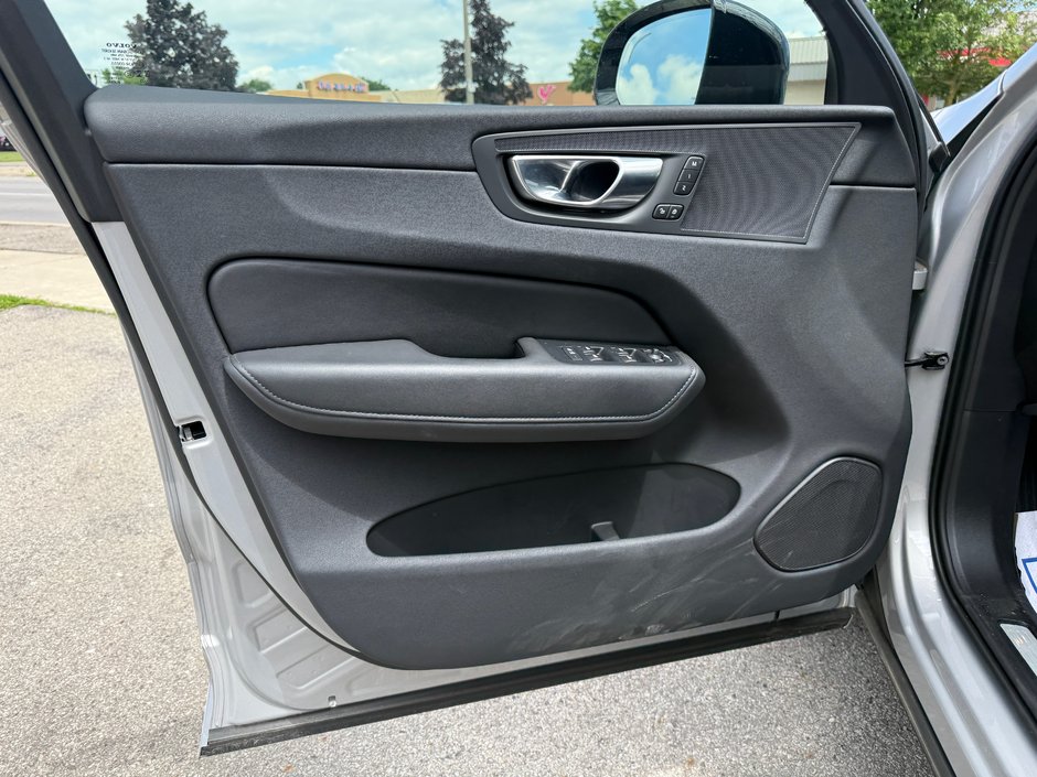 2025 Volvo XC60 Plus Dark Theme-21