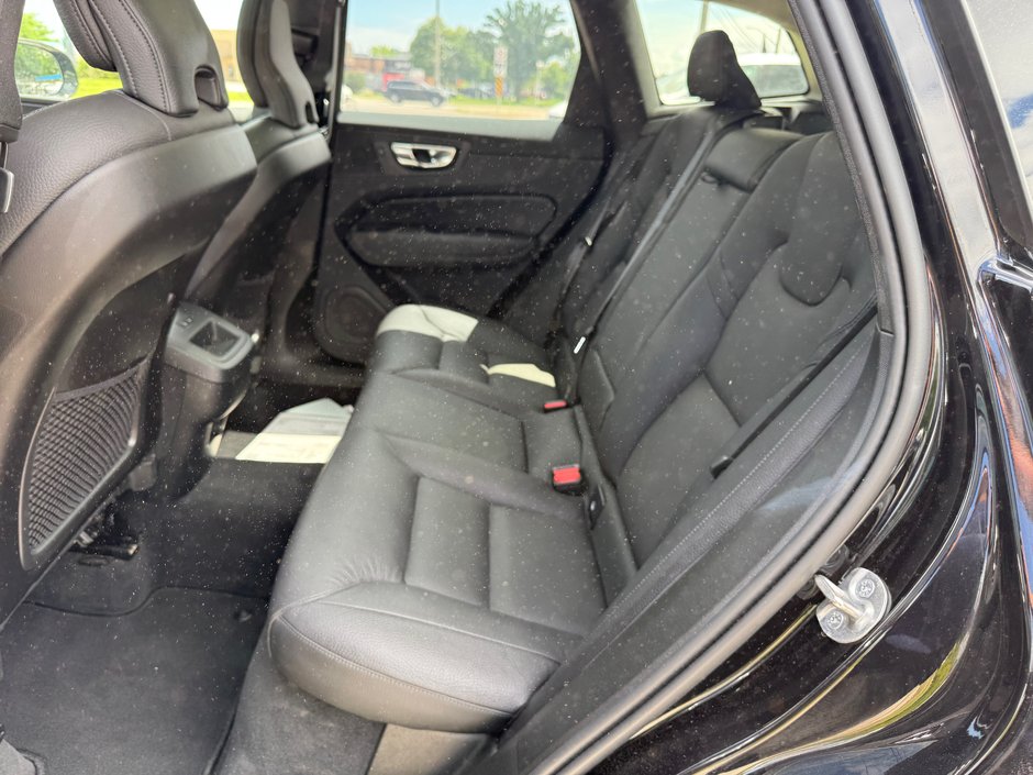 2025 Volvo XC60 Plus Dark Theme-12