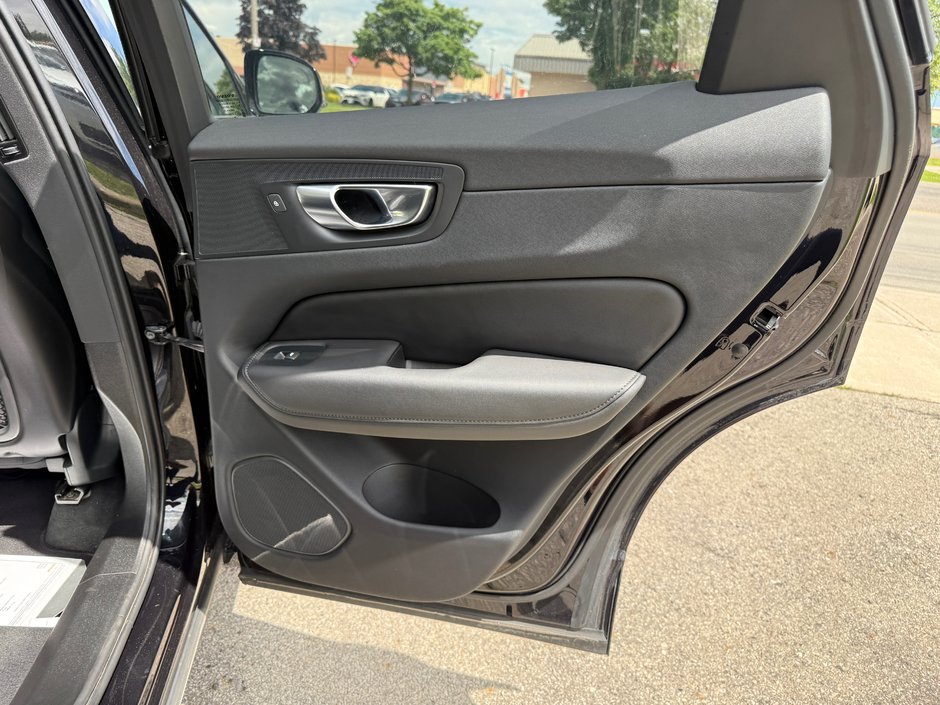 2025 Volvo XC60 Plus Dark Theme-19
