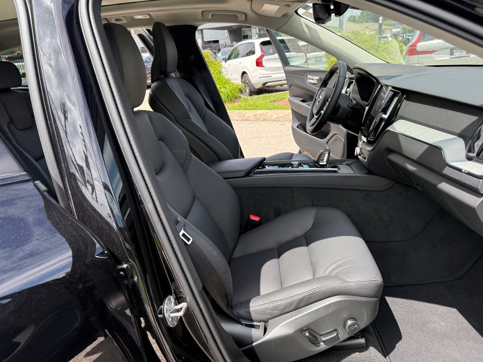 2025 Volvo XC60 Plus Dark Theme-17