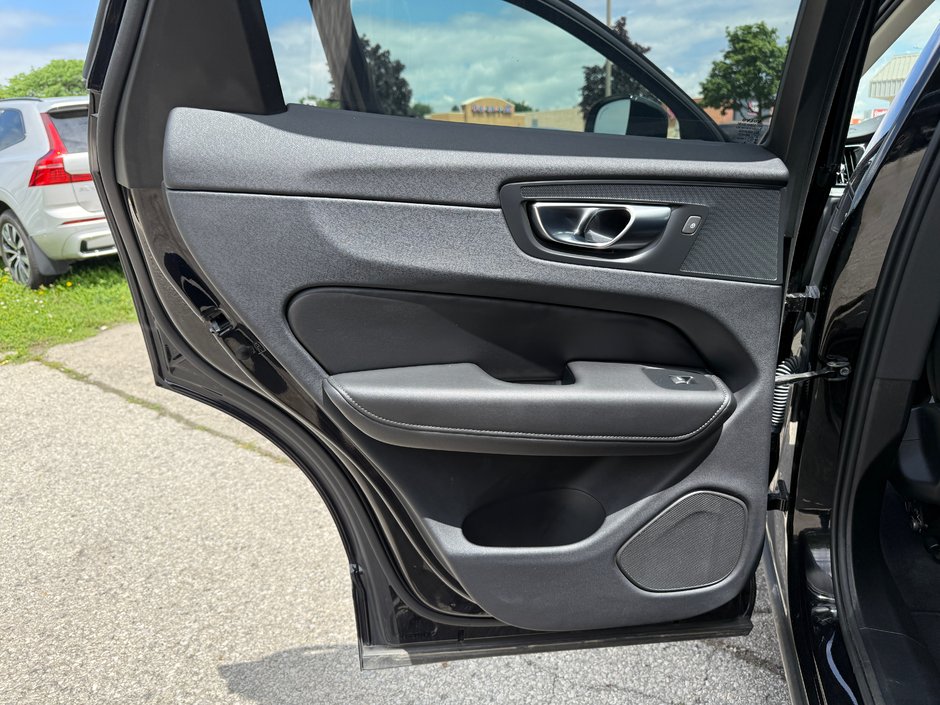 2025 Volvo XC60 Plus Dark Theme-20