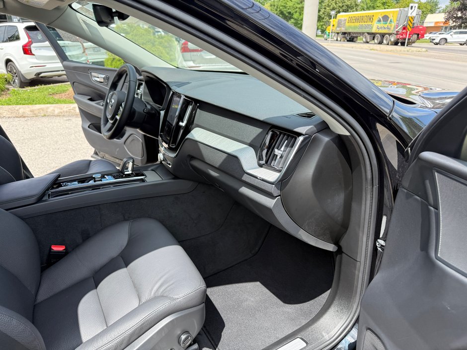 2025 Volvo XC60 Plus Dark Theme-16