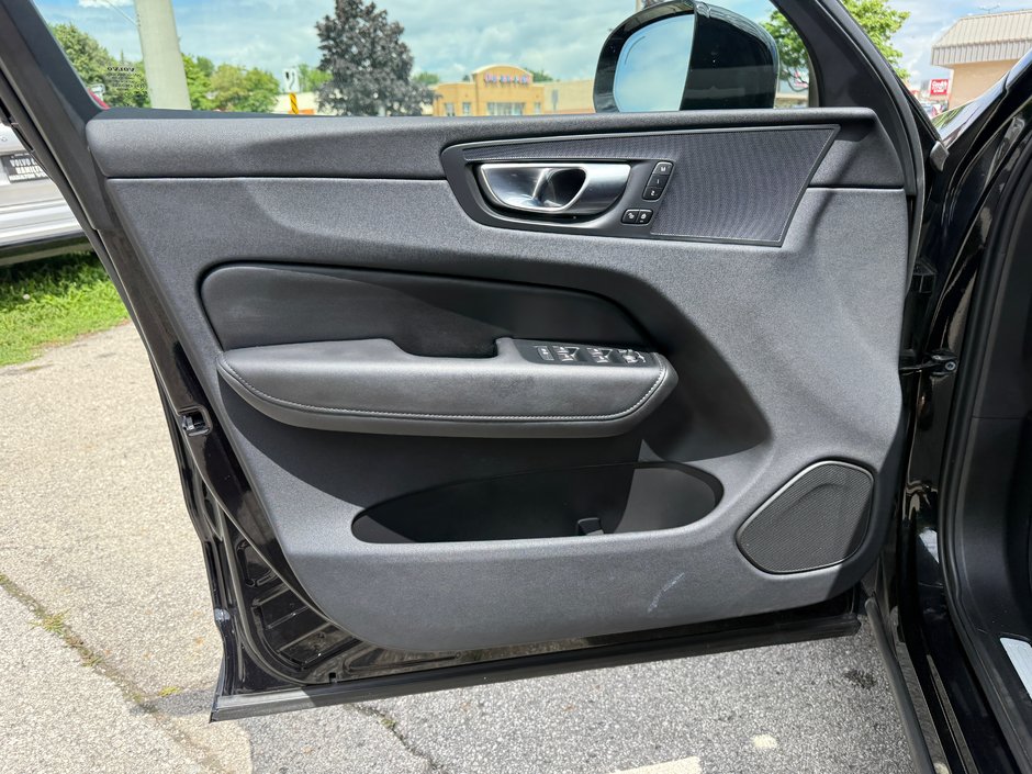 2025 Volvo XC60 Plus Dark Theme-21